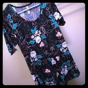 LuLaRoe Perfect Tee Size S in Great Used Condition