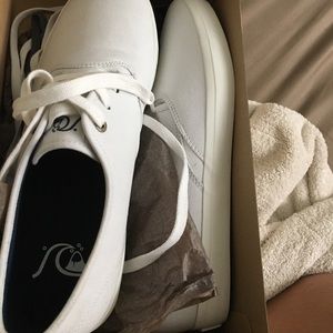 White quicksilver skate shoes