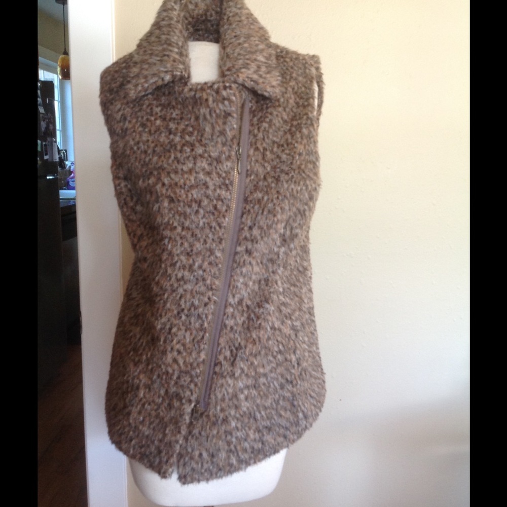 Exquisite vest made with alpaca fiber