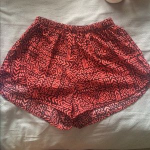 Patterned stretchy shorts
