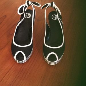 B2 by Browns Canada, Black & White Sandals 8M