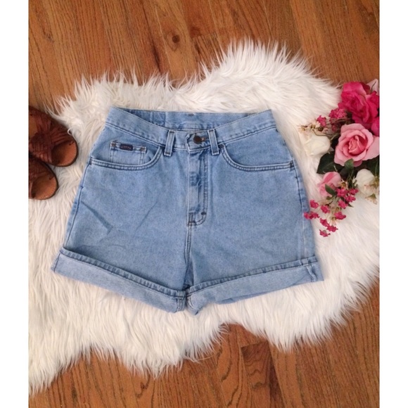 Urban Outfitters Pants - Vintage 90's High Waisted Lee Mom Shorts 🍑