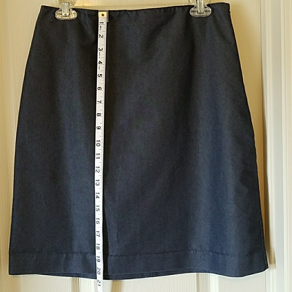 Ann Taylor beautiful dark blue skirt. Sz 8