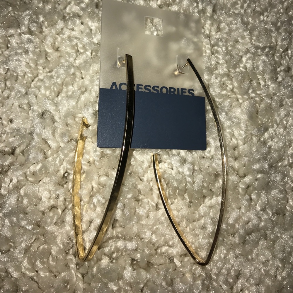 Brand new need worn gold toned earrings.