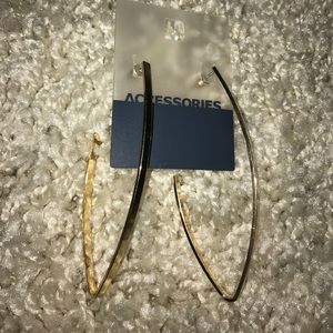 Brand new need worn gold toned earrings.