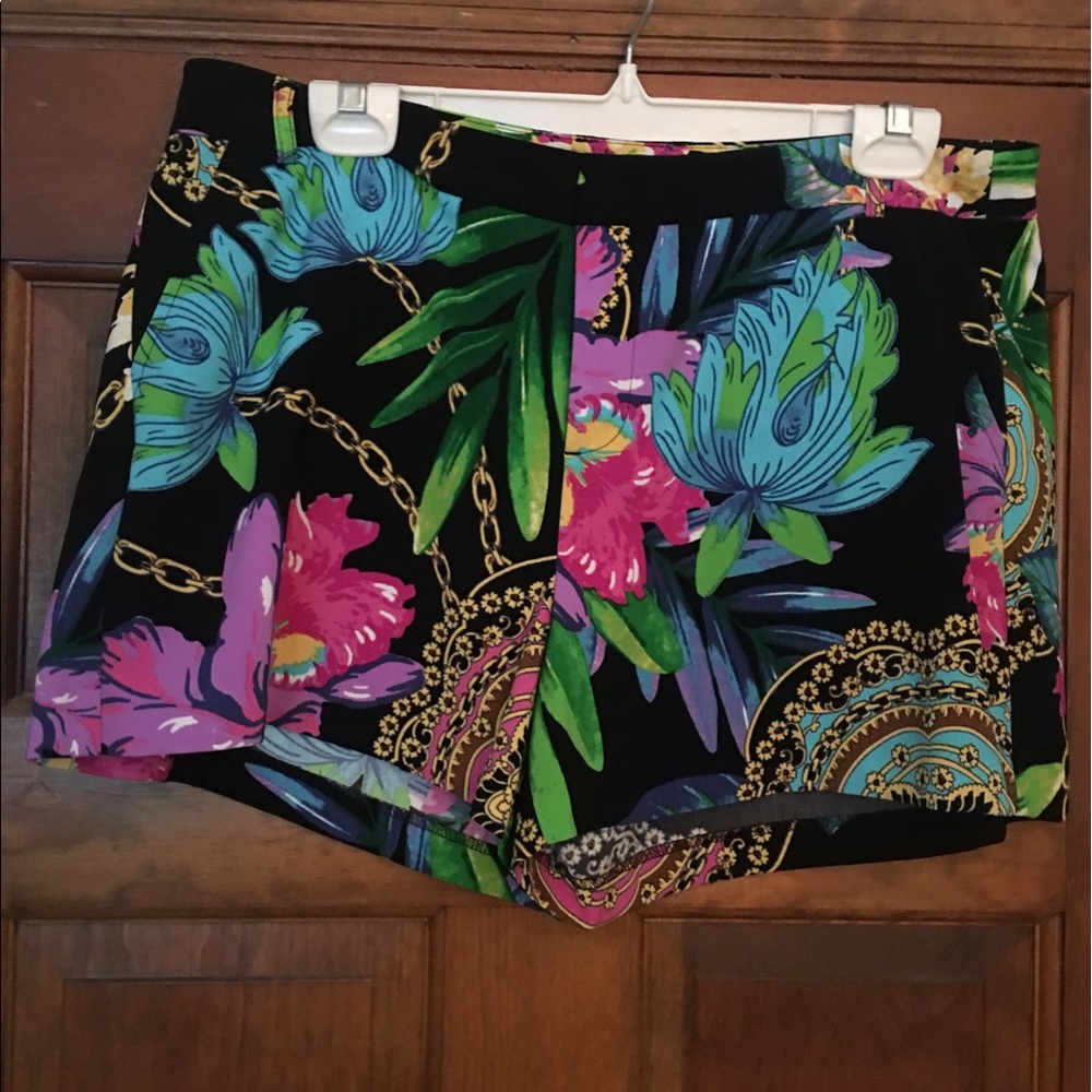 🌸🌺🌿 JLo Tropical Print Shorts