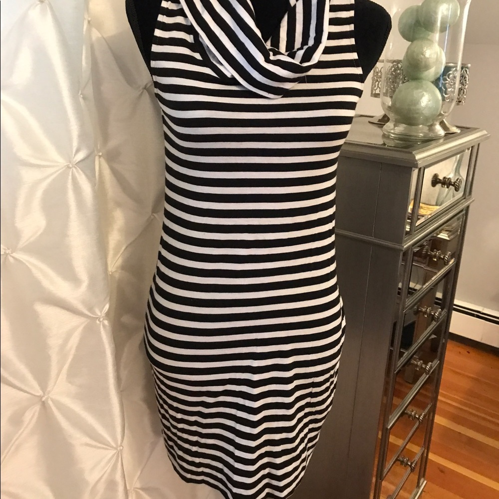 Flash Sale ⚡️Black/white striped Cowl  neck tunic