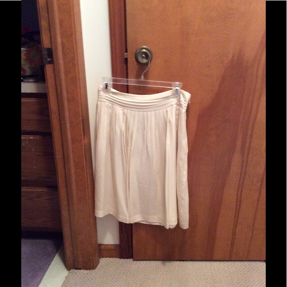 Pretty Ivory Banana Republic Skirt size 6!