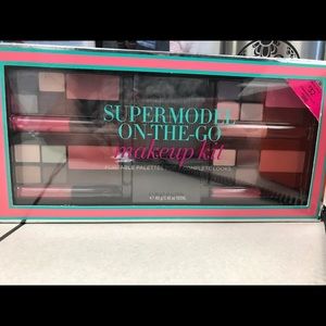 Victoria Secret Super Model on the go set