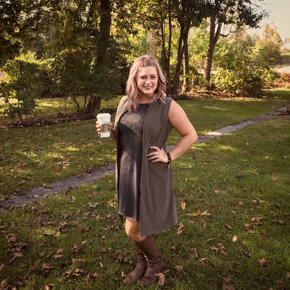 Meet your Posher, Rebekah- Poshmark Ambassador - Picture 3 of 5