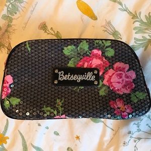 ✖️✖️SOLD ✖️✖️ 🌸🌺 Betsey Johnson Makeup Bag 🌺🌸