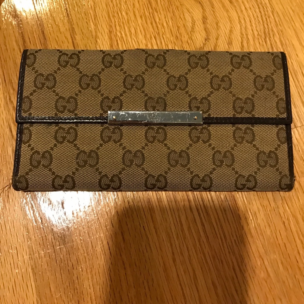 Gucci wallet gently used classic Gs