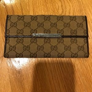Gucci wallet gently used classic Gs
