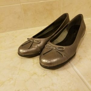 Aerosoles Metallic gray flats