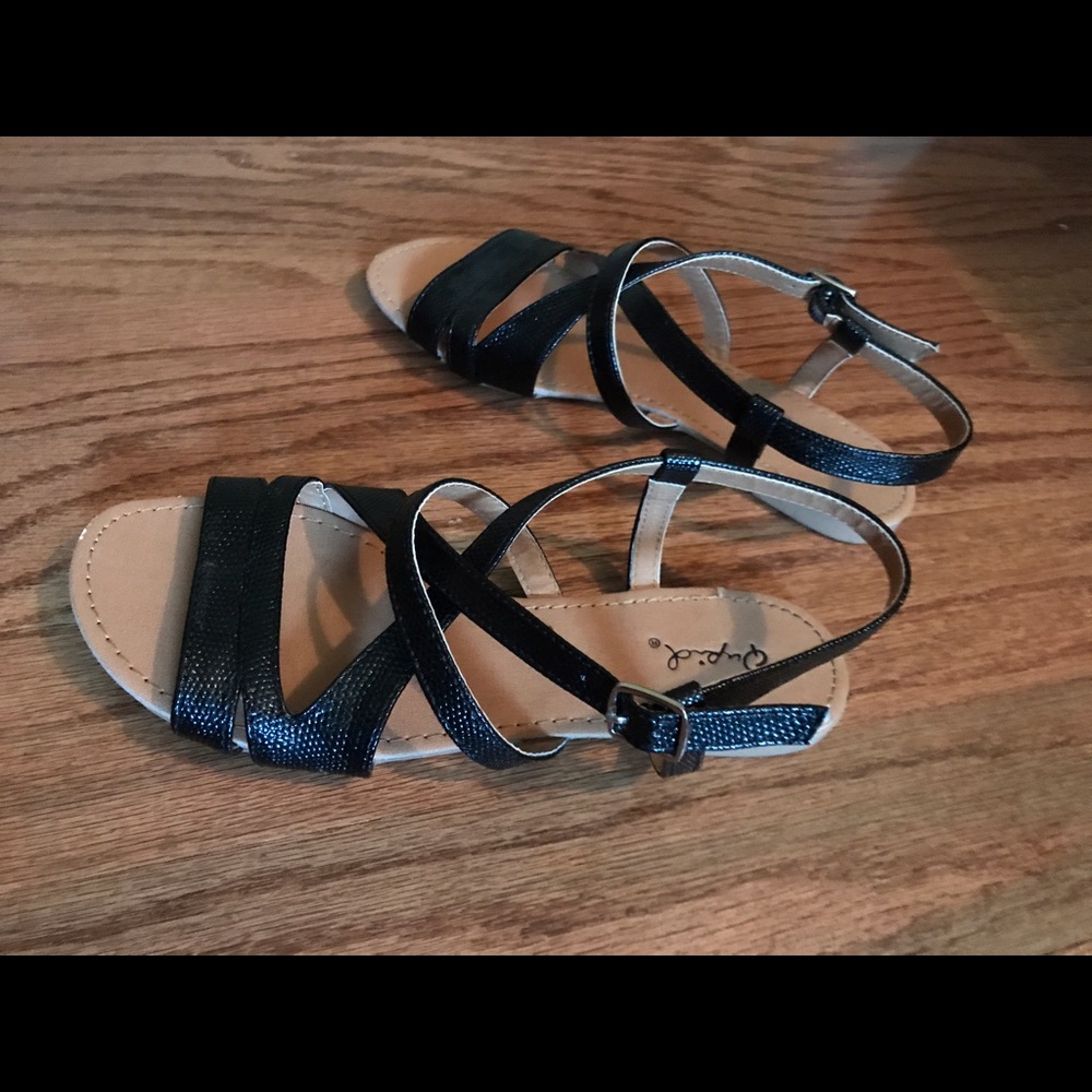 Flat sandals
