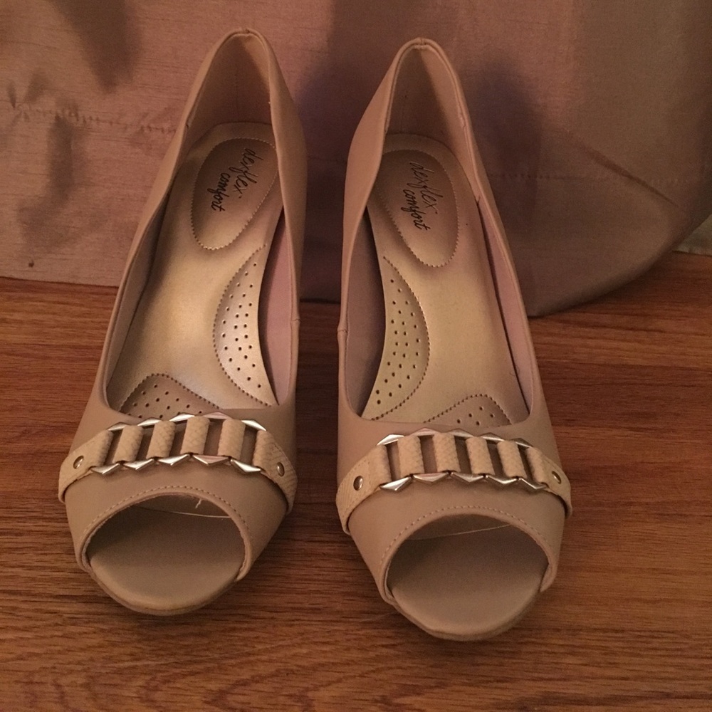 Beige/tan open toe heels