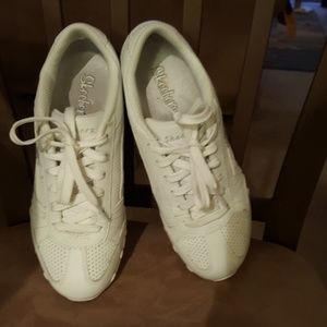 Sketchers white sneakers... Like new!