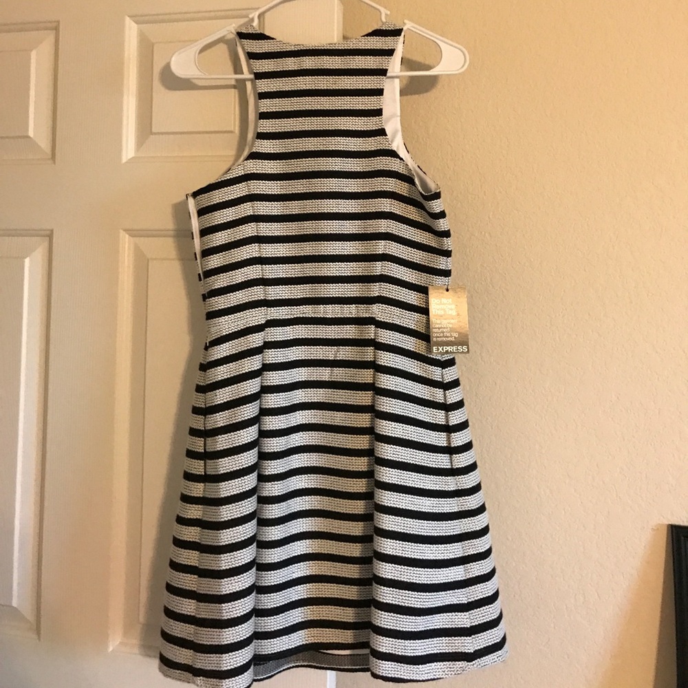 Dress - Picture 3 of 4