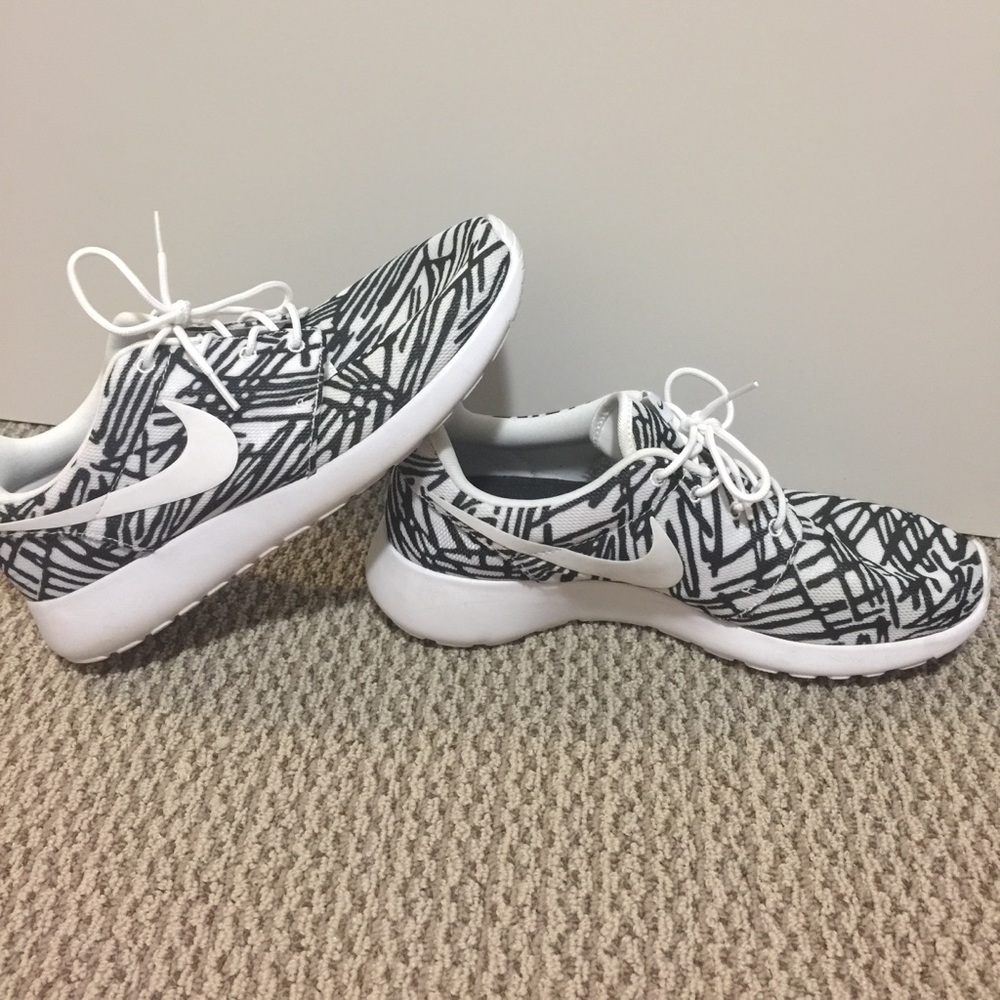 Black & White Nike Roshes