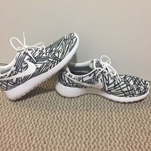 Black & White Nike Roshes