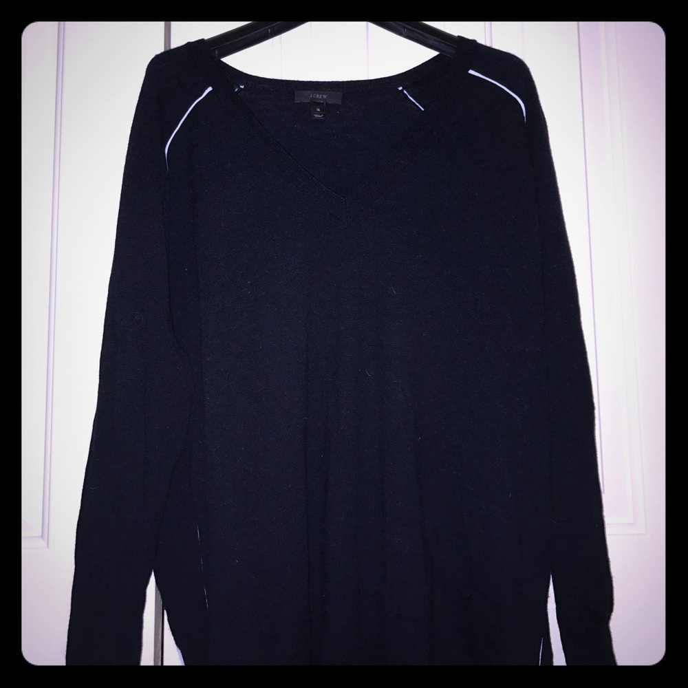 Dark blue boyfriend sweater with white piping