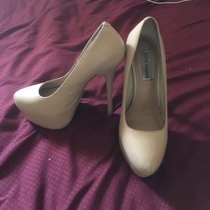 Nude pumps