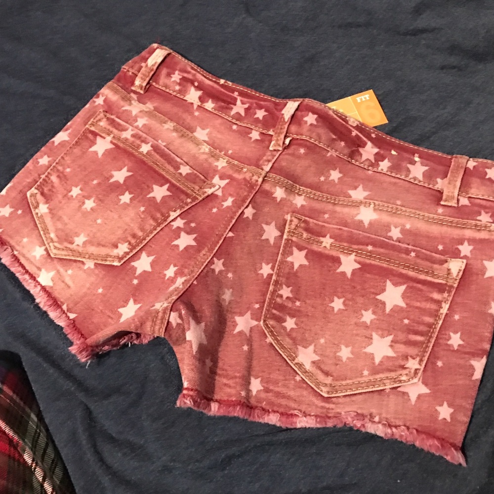 Red shorts - Picture 2 of 2