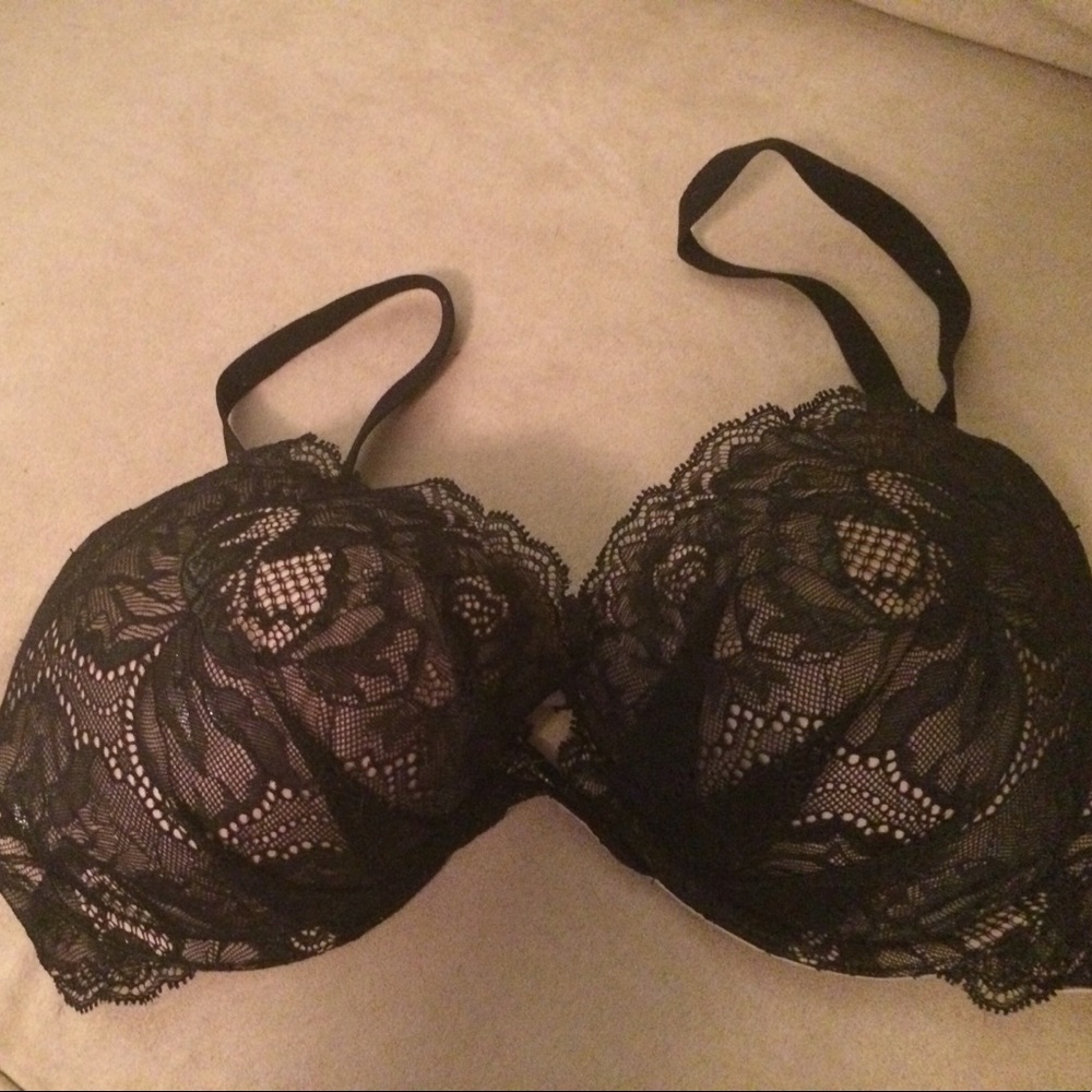 Black lace VS plunge bra