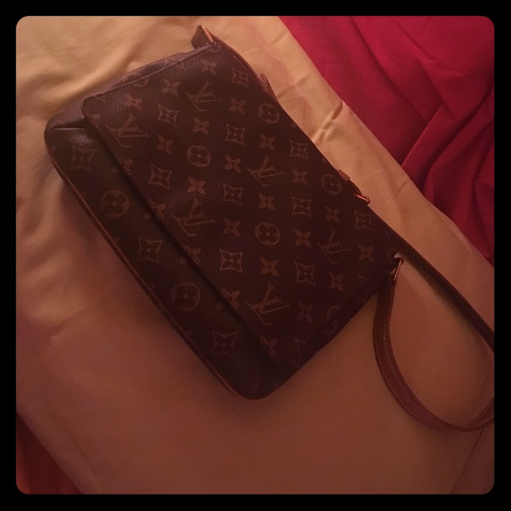 Louis Vuitton Musette Tango (Authentic)