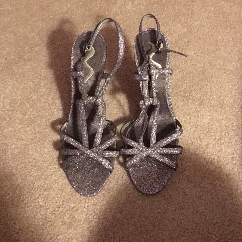 Nina silver glittered size 9 dress shoe