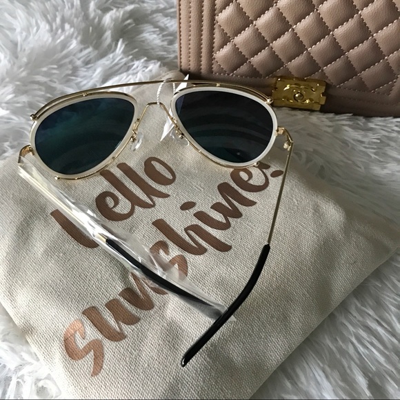 ✨New! Rosey Pink & White Mirror Aviator Sunnies - Picture 3 of 3