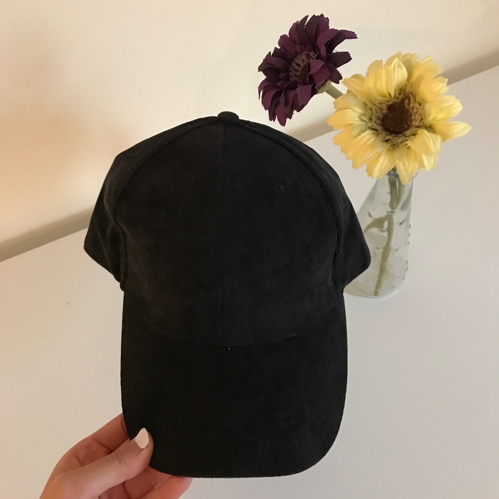 Black ribbed velvet cap 💕