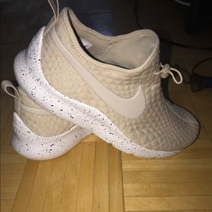 Nike Aptare nude with black splatter sole