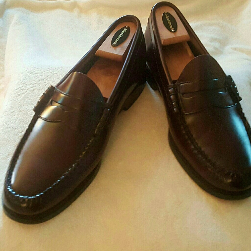 Weejuns size 9.5D mens burgundy loafers.