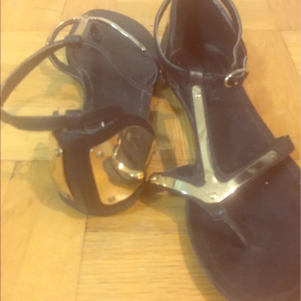 Sandals with gold detail. Comfortable and cute!