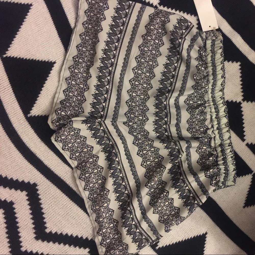 Polyester shorts - Picture 2 of 2