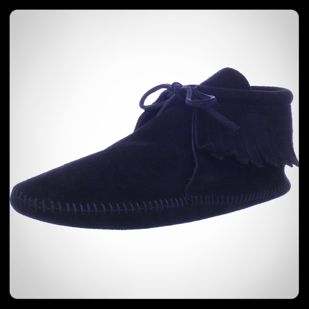 Minnetonka Women's Classic Fringe Boot. 7