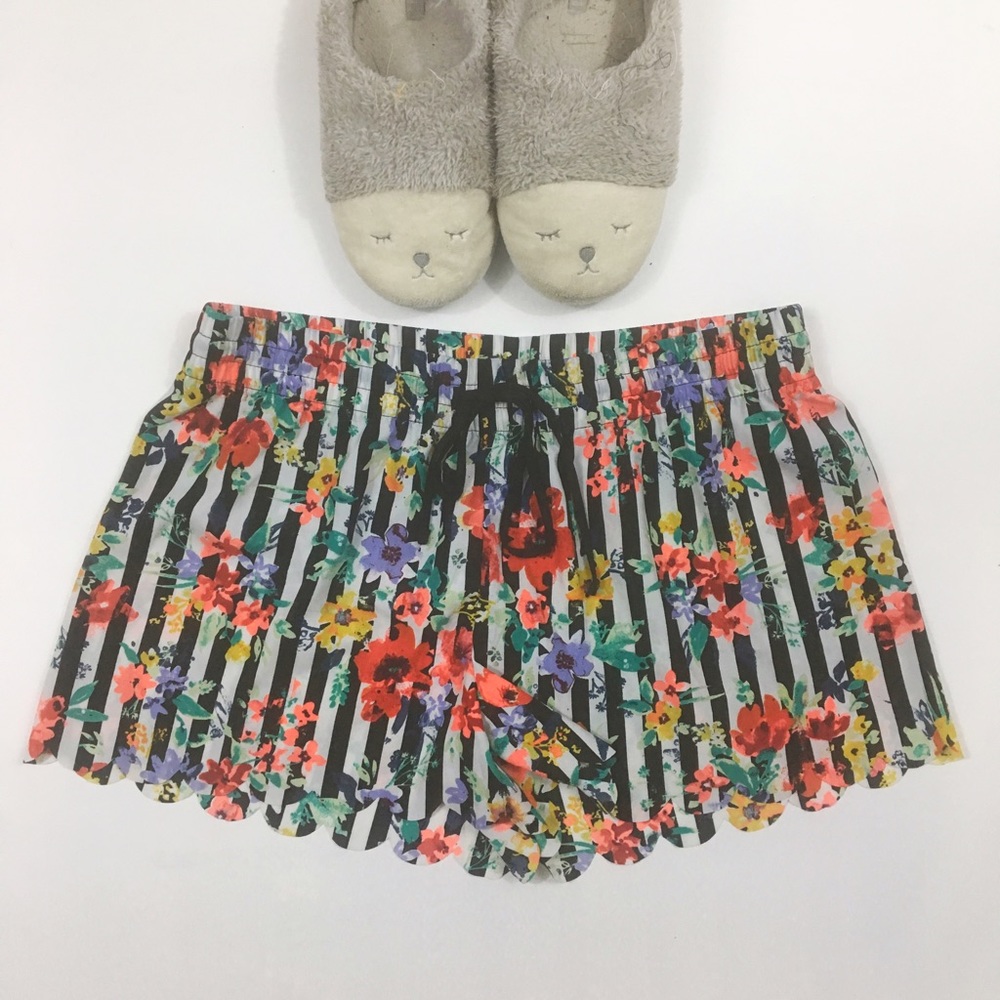 Gillian & O'Malley scalloped sleep shorts