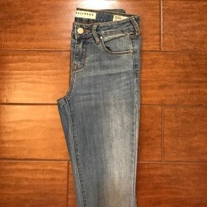 Bullhead light wash skinny jeans