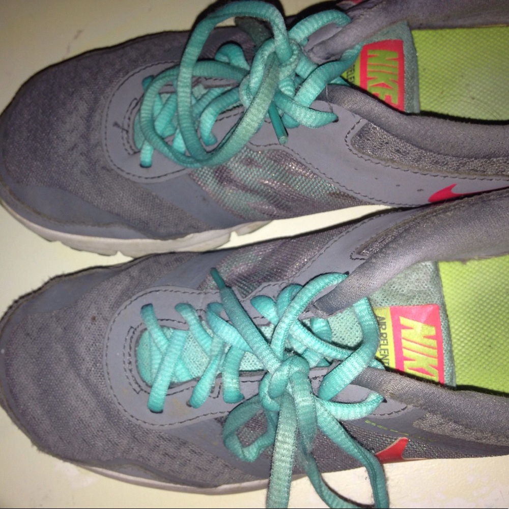 Nike women's gray tennis shoes (USED BUT CLEANED)
