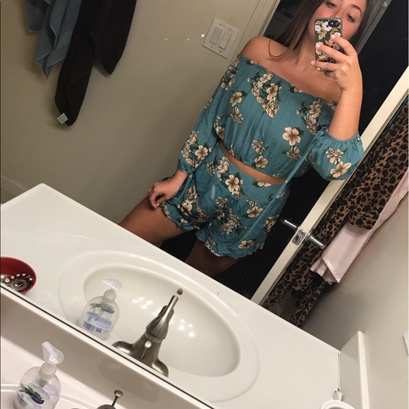 Two piece set - Picture 2 of 2