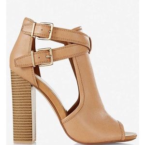 Double buckle Express peep-toe !!