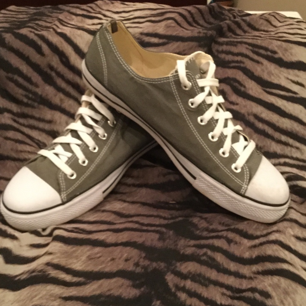 Men's size 12 gray cap toe retro-look sneakers .