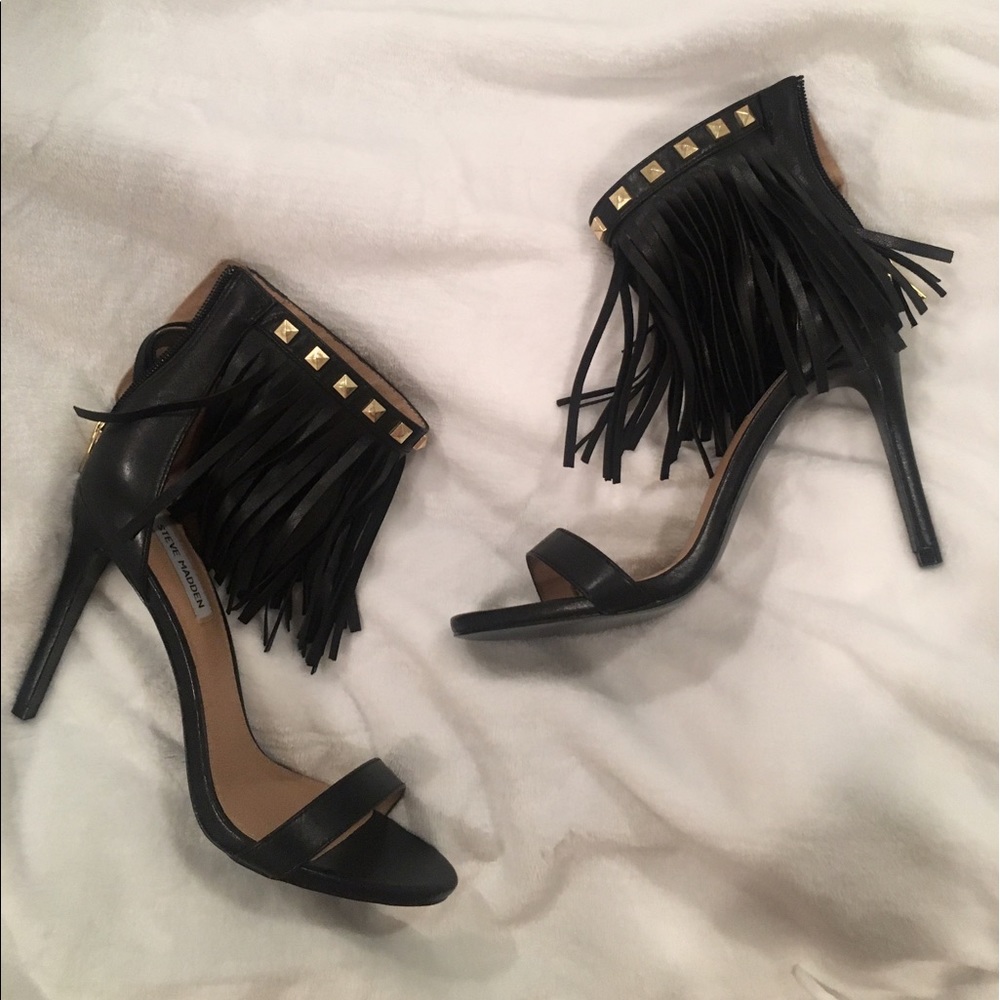 Steve Madden Sioux Sandal!! Fringe & Stud Accent