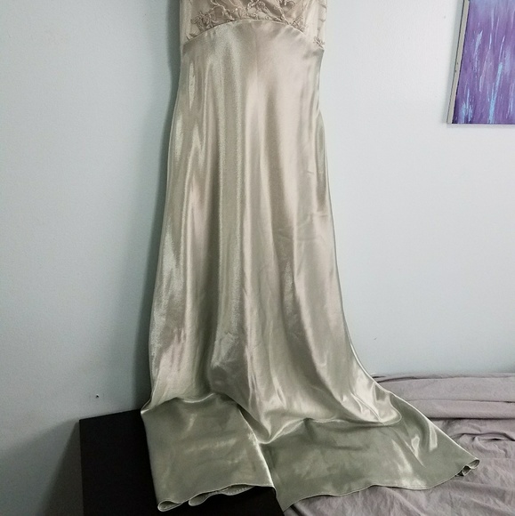 Green metallic satin gown - Picture 2 of 4