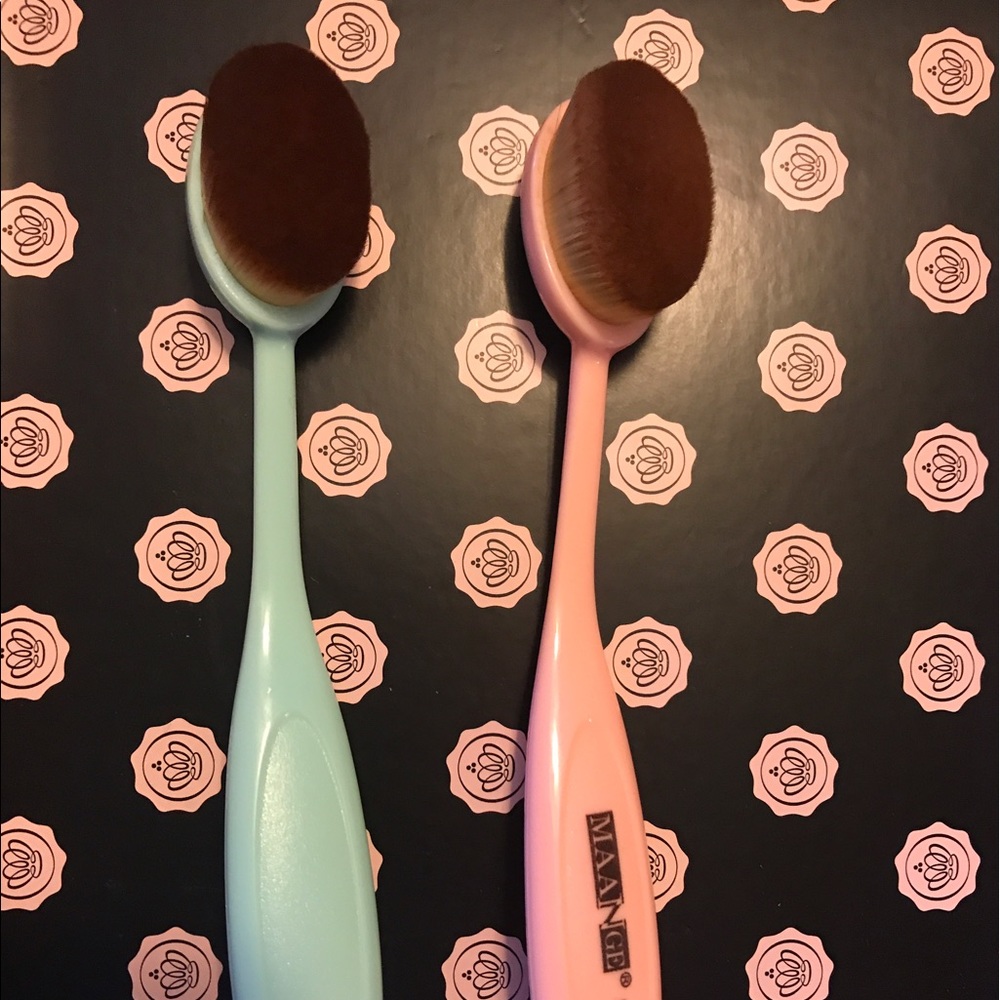 Ovall makeup brushes