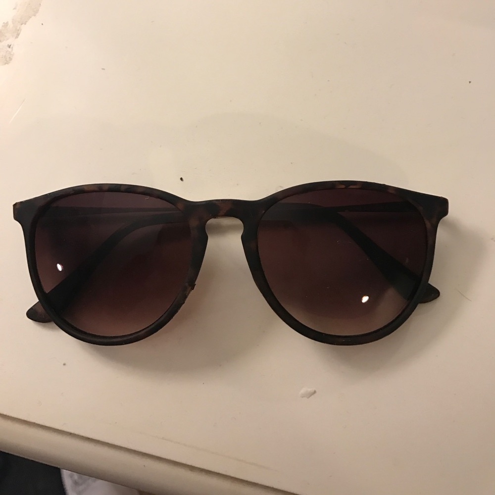 Ray bans COMES WITH CASE!!!