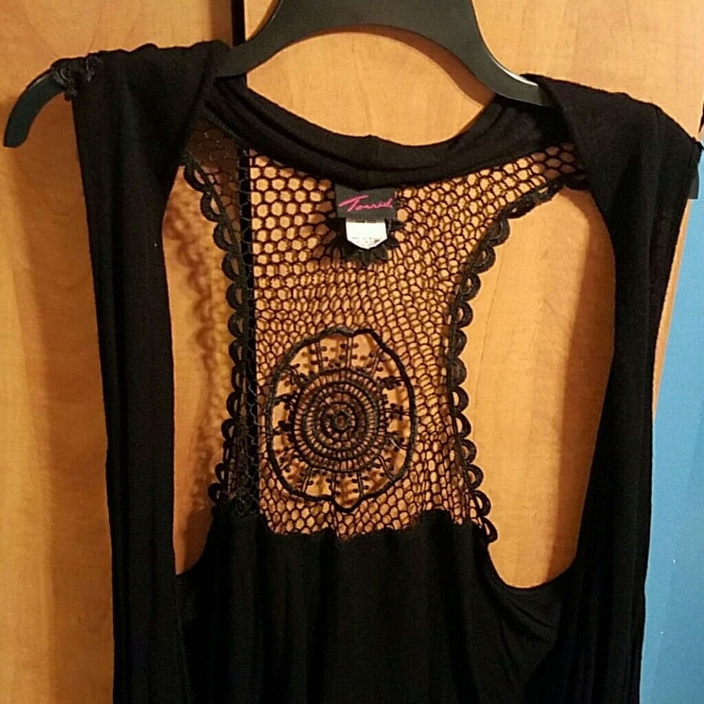 Sleeveless cardigan... Black with netting design