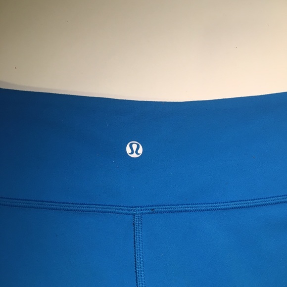 Blue/black reversible lululemon cropped legging - Picture 3 of 4