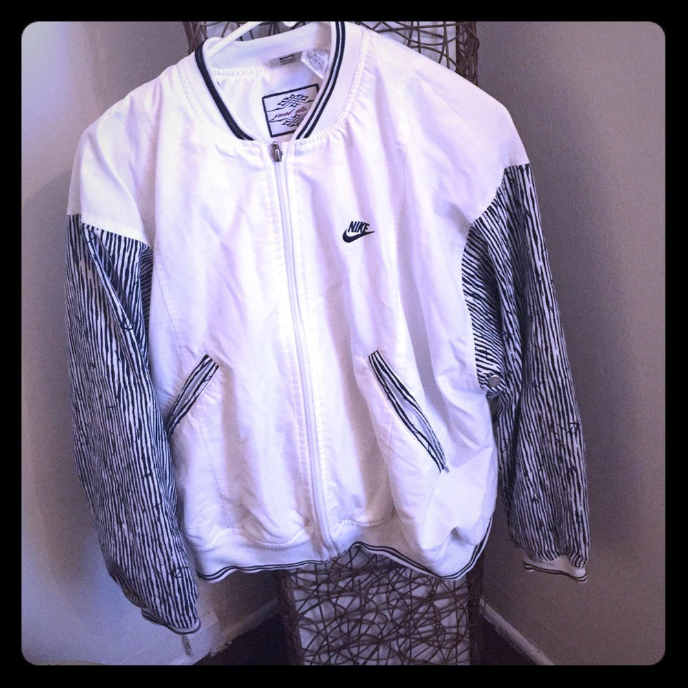 VINTAGE NIKE JACKET!! In great condition